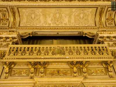 ...si apre un balconcino �sorretto� da sei angeli tra riproduzioni di strumenti musicali. Il ballatoio � sovrastato da una scena classicheggiante di putti intenti a suonare la tromba, grifoni accovacciati e anfore attorniate da fronde arboree